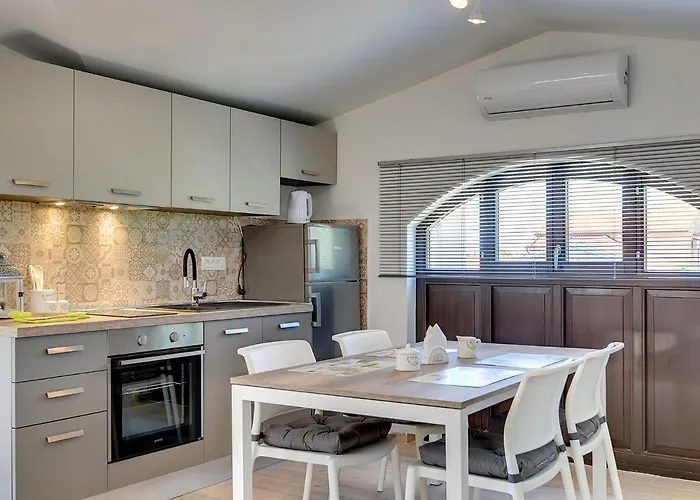 Hébergement de vacances With Pool Near *