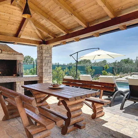 Modern In With Pool Holiday home *