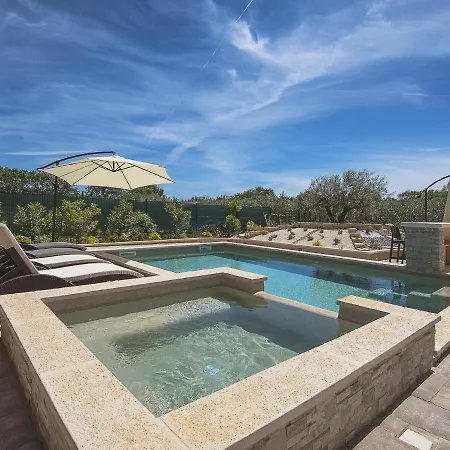 Modern In With Pool Medulin