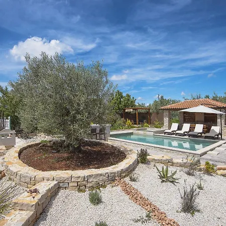 Modern In With Pool * Medulin