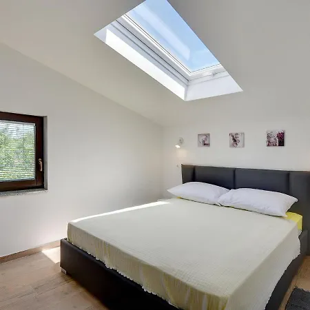 Modern In With Pool Holiday home *
