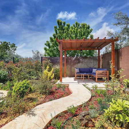 With Pool Near Μεντουλίν