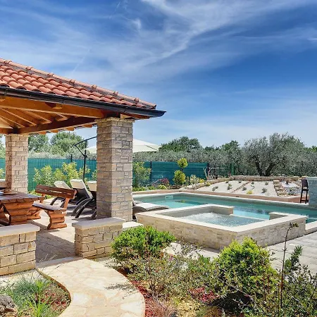 Modern In With Pool * Medulin
