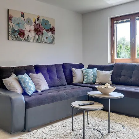 With Pool Near Μεντουλίν