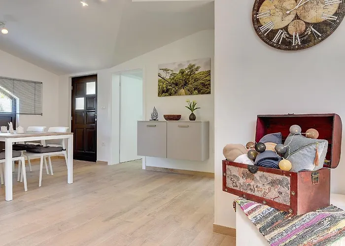 Σπίτι διακοπών With Pool Near Μεντουλίν