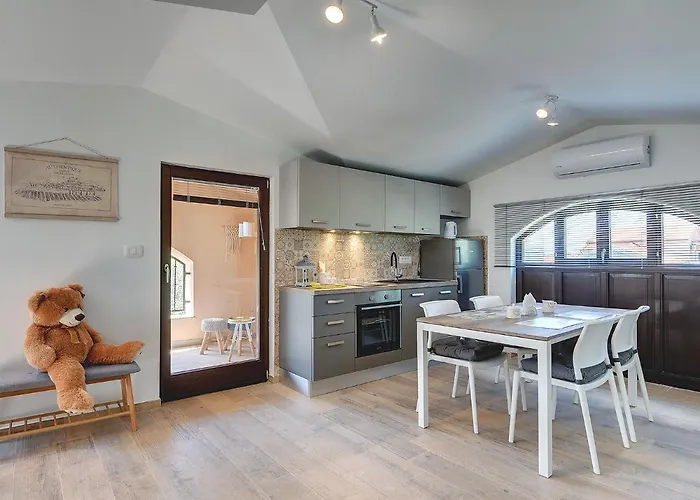 With Pool Near Μεντουλίν