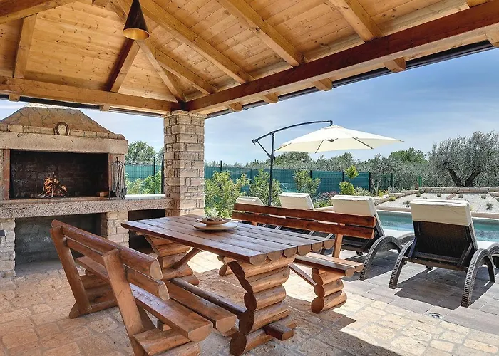 With Pool Near Σπίτι διακοπών *