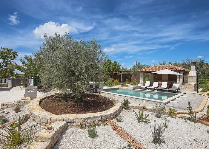 With Pool Near * Μεντουλίν