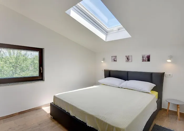 With Pool Near Σπίτι διακοπών *