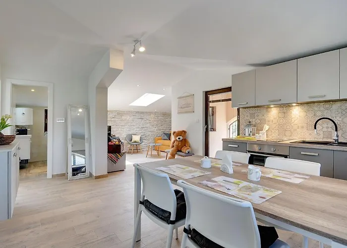 Σπίτι διακοπών With Pool Near Μεντουλίν