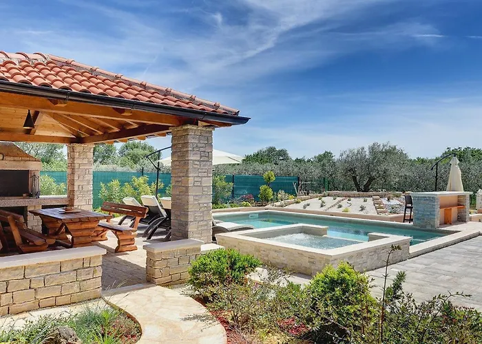 With Pool Near * Μεντουλίν