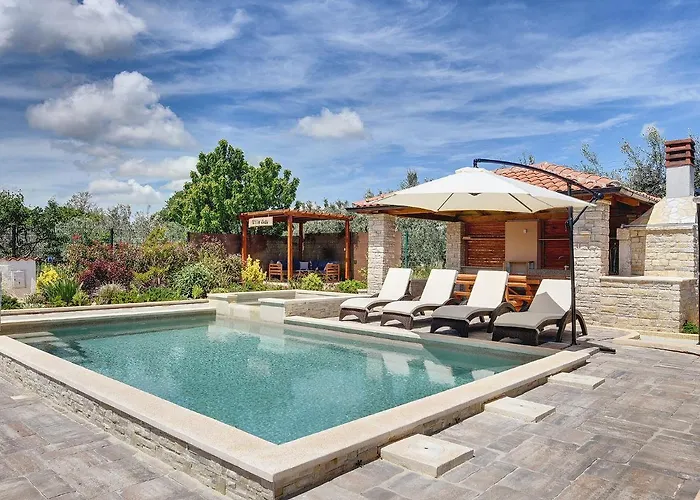 With Pool Near * Μεντουλίν