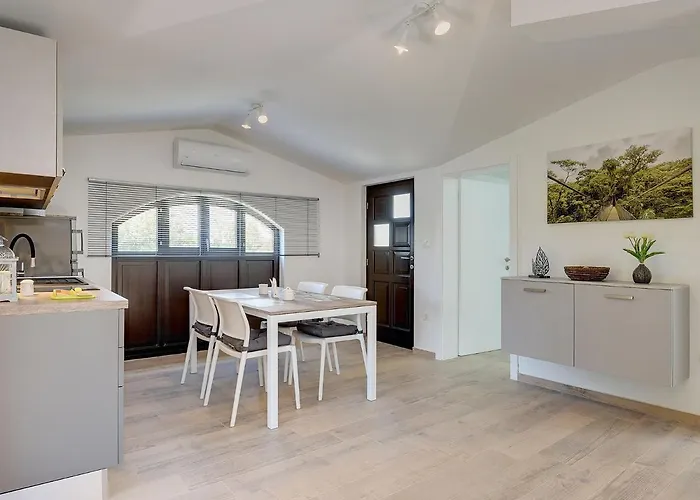 With Pool Near Σπίτι διακοπών