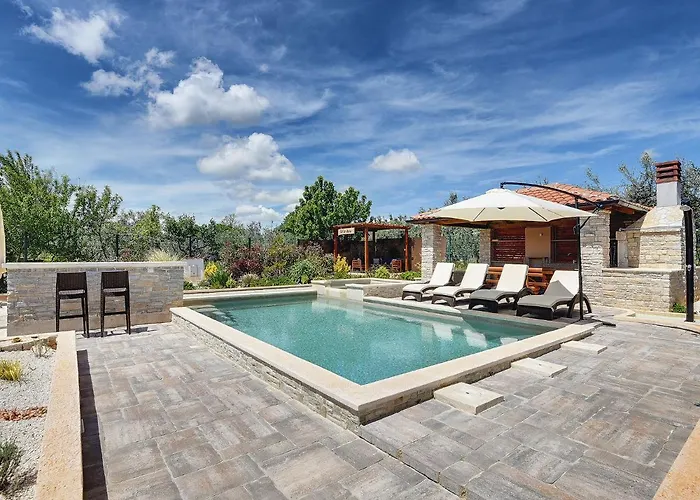 With Pool Near Σπίτι διακοπών *