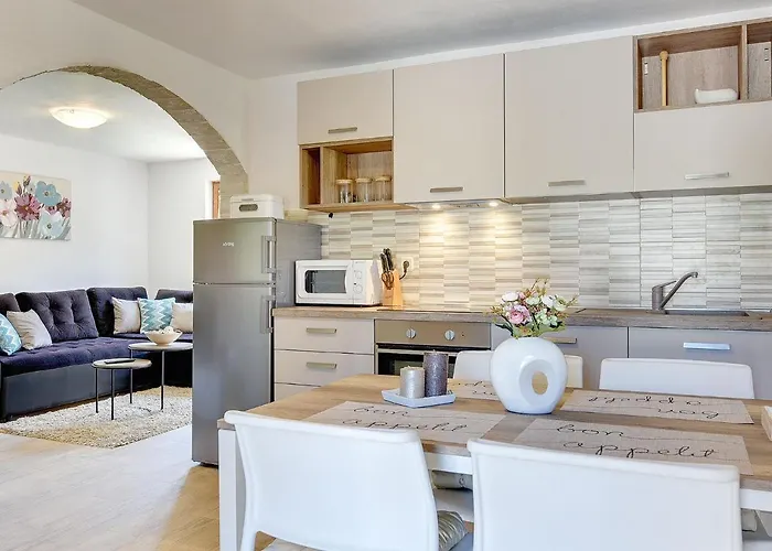 Σπίτι διακοπών With Pool Near Μεντουλίν