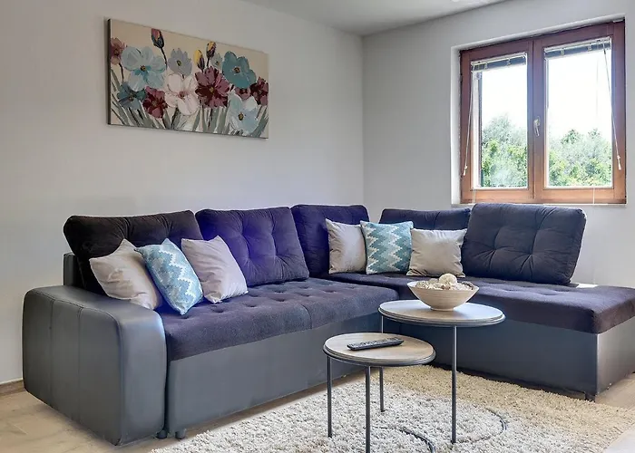 With Pool Near Μεντουλίν