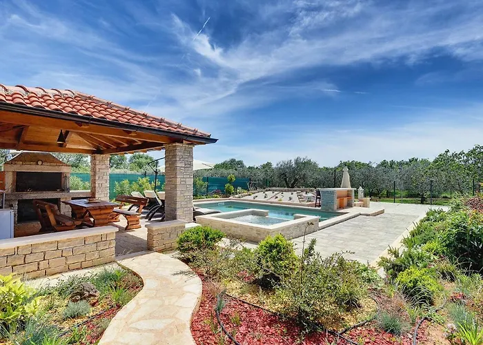 With Pool Near Σπίτι διακοπών Μεντουλίν